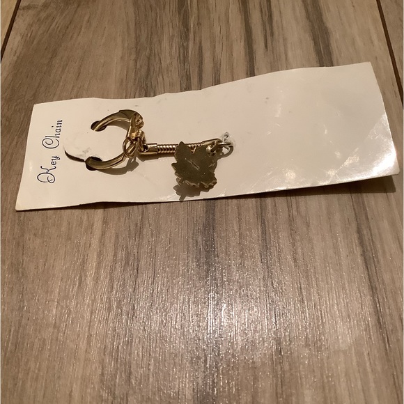 New vintage Souvenir Canada maple leaf key chain - Picture 4 of 5